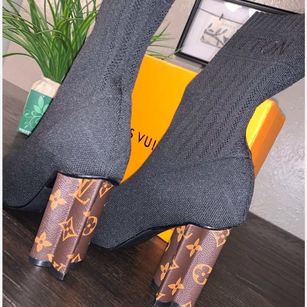 Elegant Black Heeled Boots with Monogram Heel